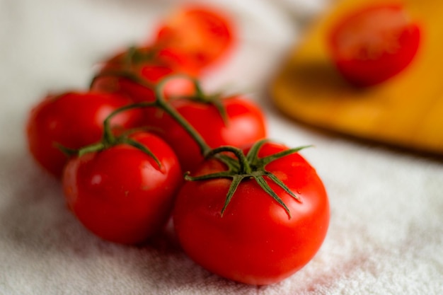 Tomaten auf einem Brett geschnitten