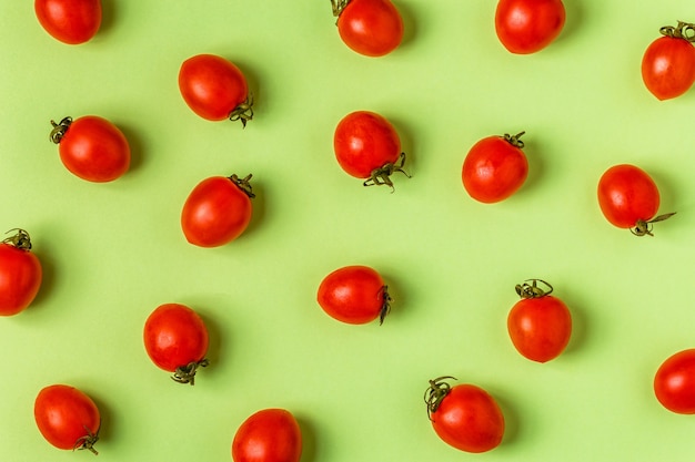 Tomaten auf einem grünen Pastellhintergrund