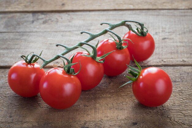 Tomaten auf einem Holztisch