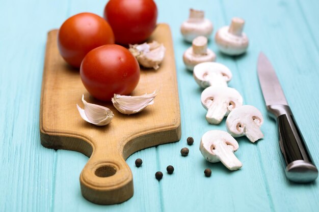 Tomaten auf einem Schneidebrett