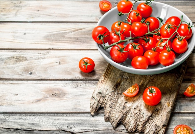 Tomaten auf einem Teller auf einem Schneidebrett