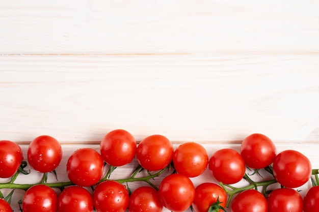 Tomaten auf einem weißen Holztisch