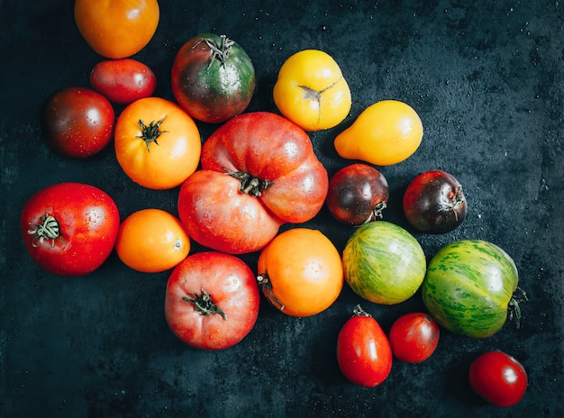 Tomaten auf einer dunklen Hintergrundoberansicht