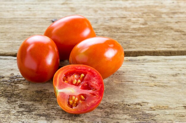 Tomaten auf hölzernem Hintergrund