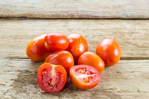 Tomaten auf hölzernem Hintergrund