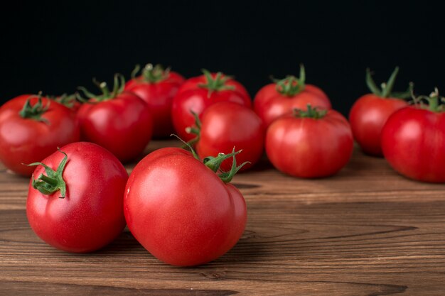 Tomaten auf hölzernem Hintergrund