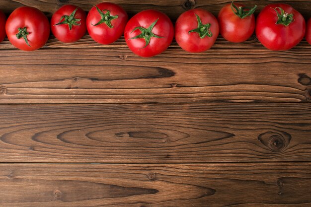 Tomaten auf Holz