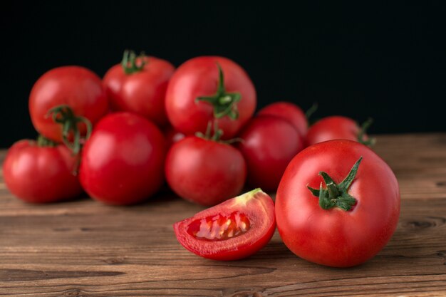 Tomaten auf Holz