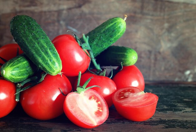 Tomaten auf Holzhintergrund