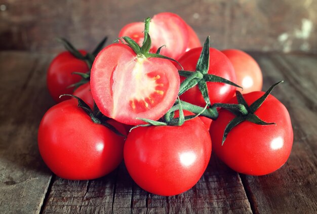 Tomaten auf Holzhintergrund