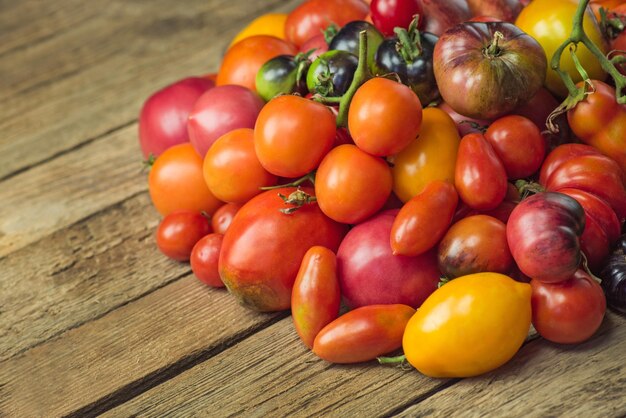 Tomaten auf Holztisch Frische Tomaten auf Holztisch close up Tomaten auf dem alten Holz