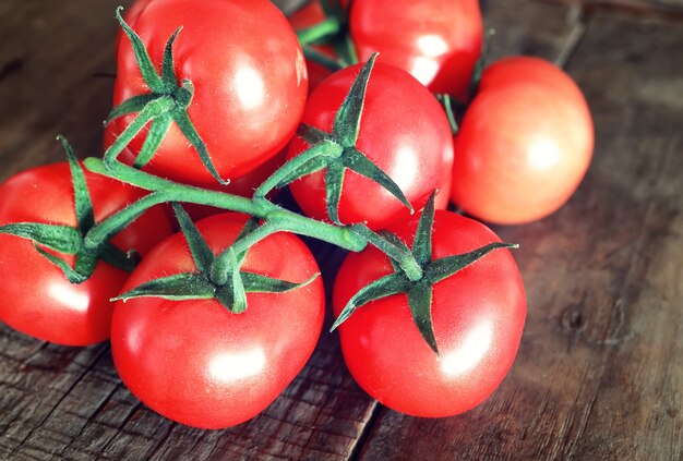 Tomaten auf Holzuntergrund