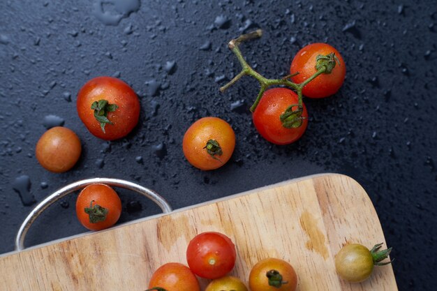 Tomaten auf Schneidebrett