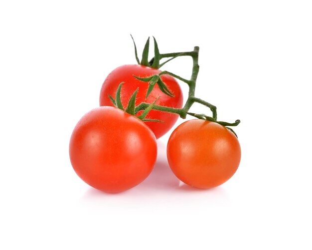 Foto tomaten auf weißem hintergrund