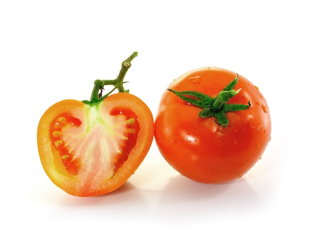 Tomaten auf weißer Wand