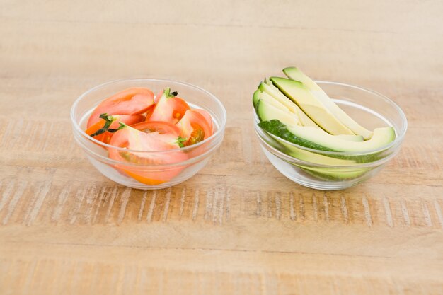 Tomaten-Avocado-Scheiben in der Schüssel