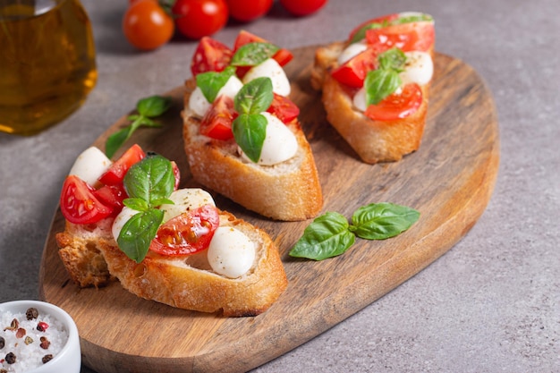 Tomaten, Basilikum und Käse frisch zubereitete Caprese Bruschetta. Italienische Tapas, Antipasti mit Gemüse, he