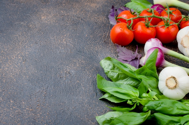 Tomaten, Basilikum und Paprika würzen