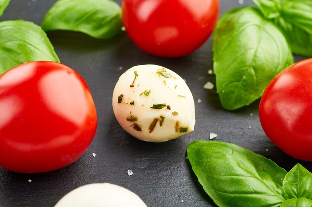 Tomaten Basilikumblätter und Mozzarella