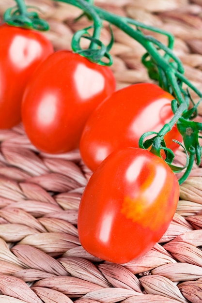 Tomaten bündeln Nahaufnahme auf Strohhintergrund