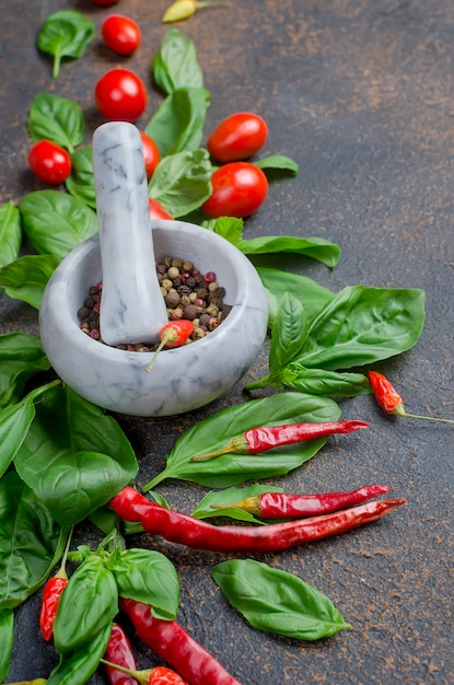 Tomaten, Chili, Basilikum und Paprika würzen