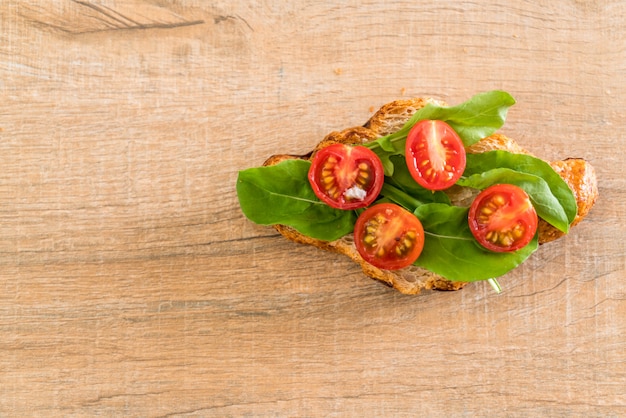 Tomaten Croissant Sandwich