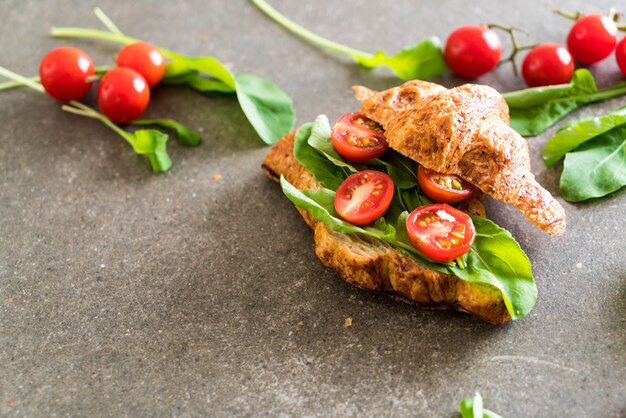 Tomaten Croissant Sandwich