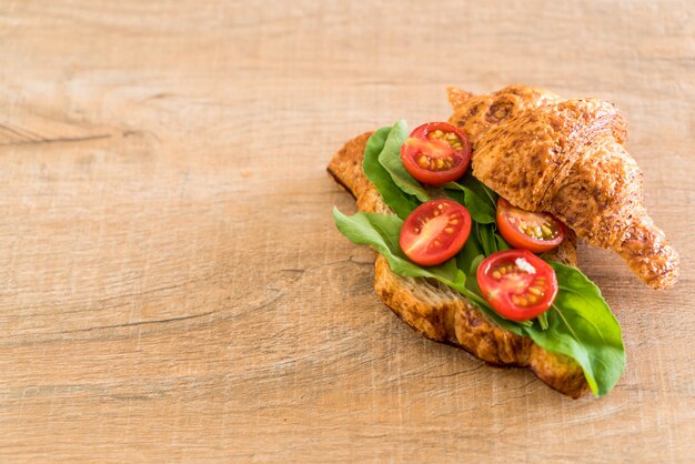 Foto tomaten croissant sandwich