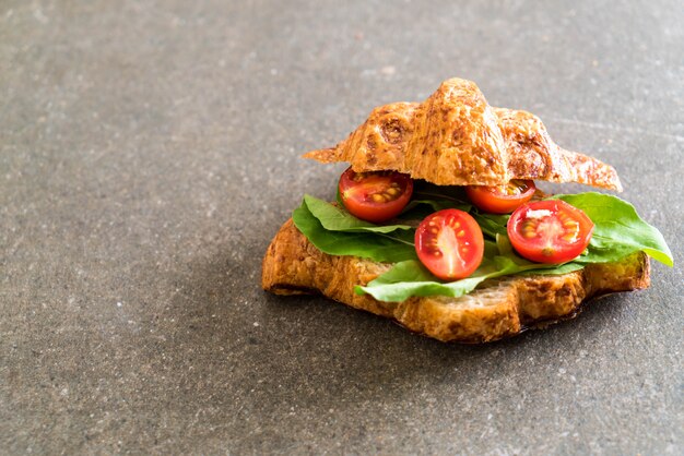 Tomaten-Croissant-Sandwich