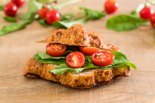 Tomaten-Croissant-Sandwich