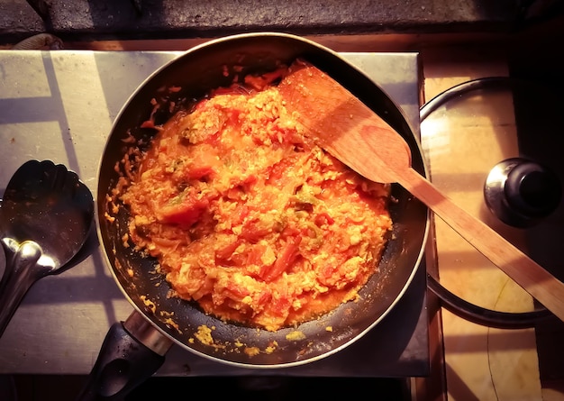 Tomaten-Ei-Curry ein traditionelles schmackhaftes Essen im indischen Stil von Bangladesch Ei-Tomaten-Curry-Rezept