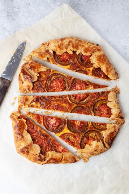 Tomaten-Galette mit Cheddar-Käse