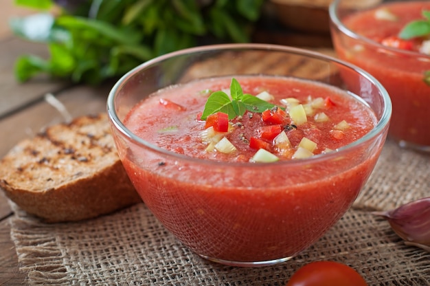 Tomaten-Gazpacho-Suppe mit Pfeffer und Knoblauch.