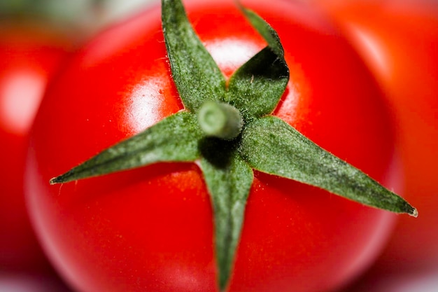 Tomaten getrennt auf weißem Hintergrund