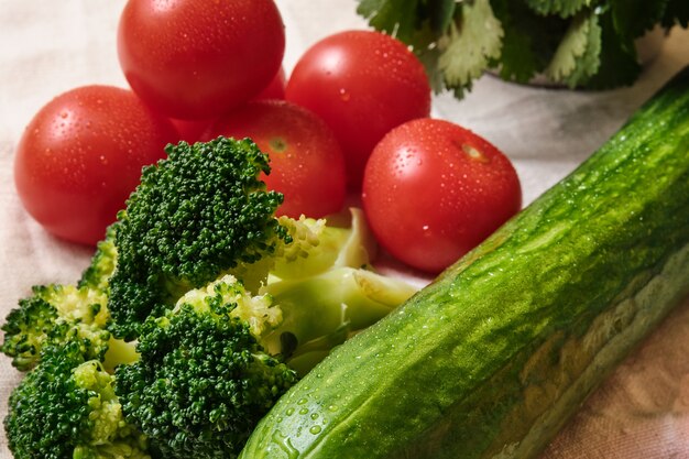 Tomaten, Gurken, Eier, Kohl, Gewürze und Kräuter