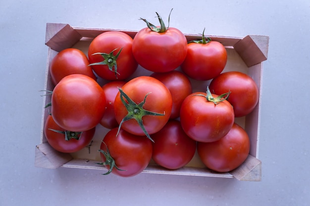 Foto tomaten in einer holzkiste