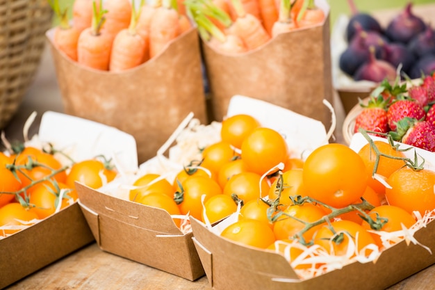 Tomaten in Kisten auf dem Tisch