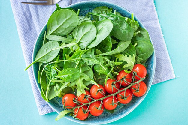 Tomaten Kirschsalat grün Blätter frische Mischung Grün Spinat Rucola Salat Zutat gesunde Nahrung