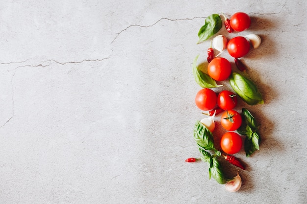 Tomaten, Knoblauch und Basilikumblätter