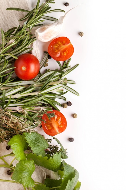 Tomaten, Knoblauch und Kräuter