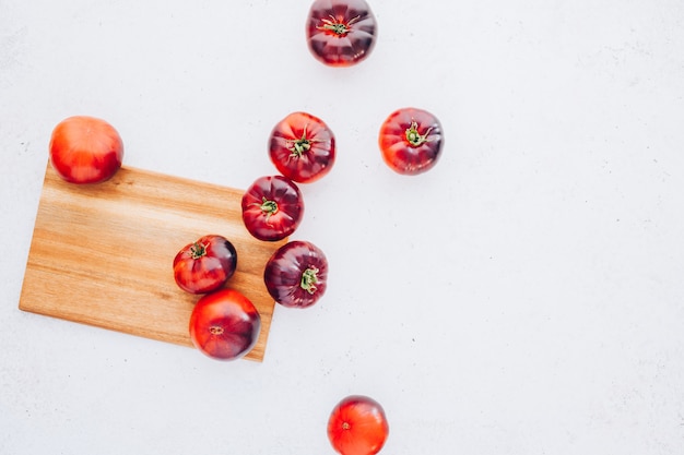 Tomaten Mar Azul auf weißem Holztisch