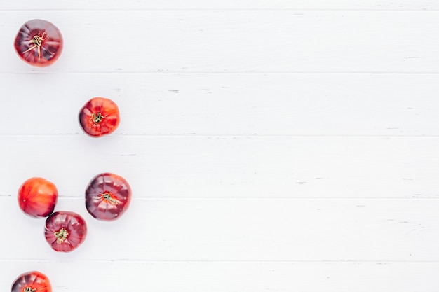 Tomaten Mar Azul auf weißem Holztischhintergrund