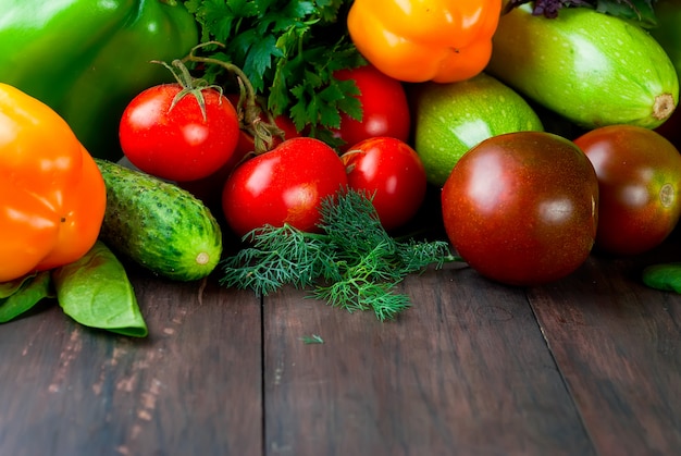 Tomaten, Paprika, Gurken und Kräutern frisches Gemüse