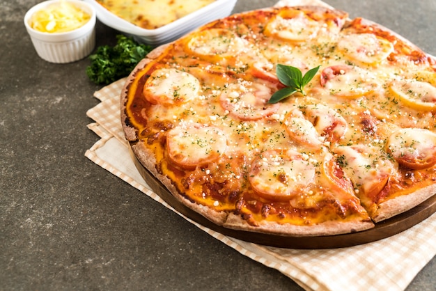 Tomaten Pizza auf dem Tisch