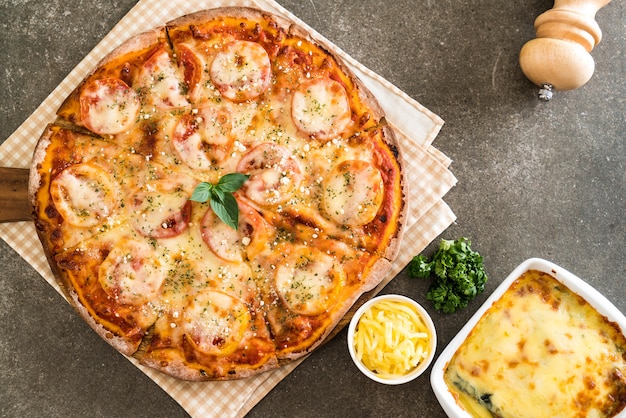 Tomaten Pizza auf dem Tisch