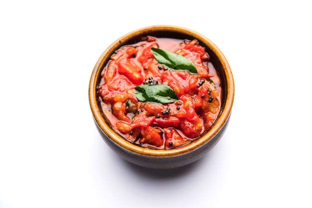 Tomaten-Sabzi oder Tamatar-Chutney oder -Sauce, serviert in einer Schüssel. selektiver Fokus