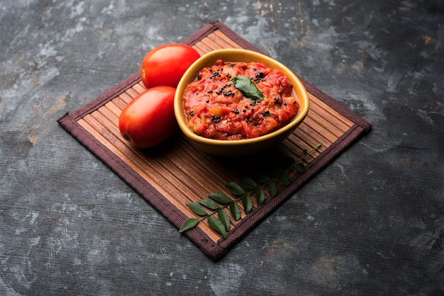 Tomaten-Sabzi oder Tamatar-Chutney oder -Sauce, serviert in einer Schüssel. selektiver Fokus