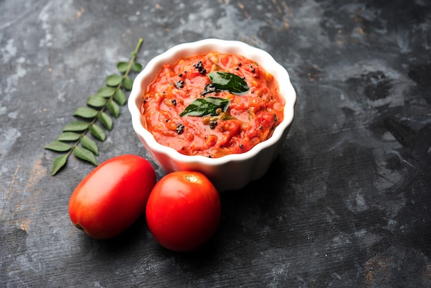 Tomaten-Sabzi oder Tamatar-Chutney oder -Sauce, serviert in einer Schüssel. selektiver Fokus