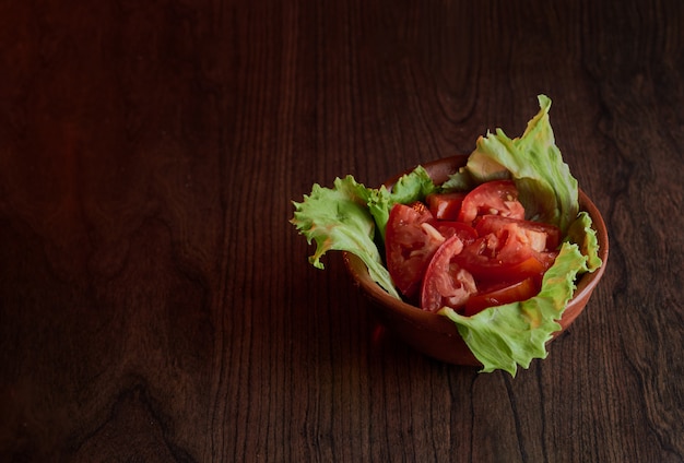 Tomaten-Salat-Salat im Holztisch