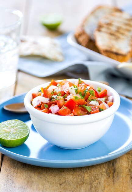 Tomaten-Salsa-Dip-Sauce von Tortilla und Toast